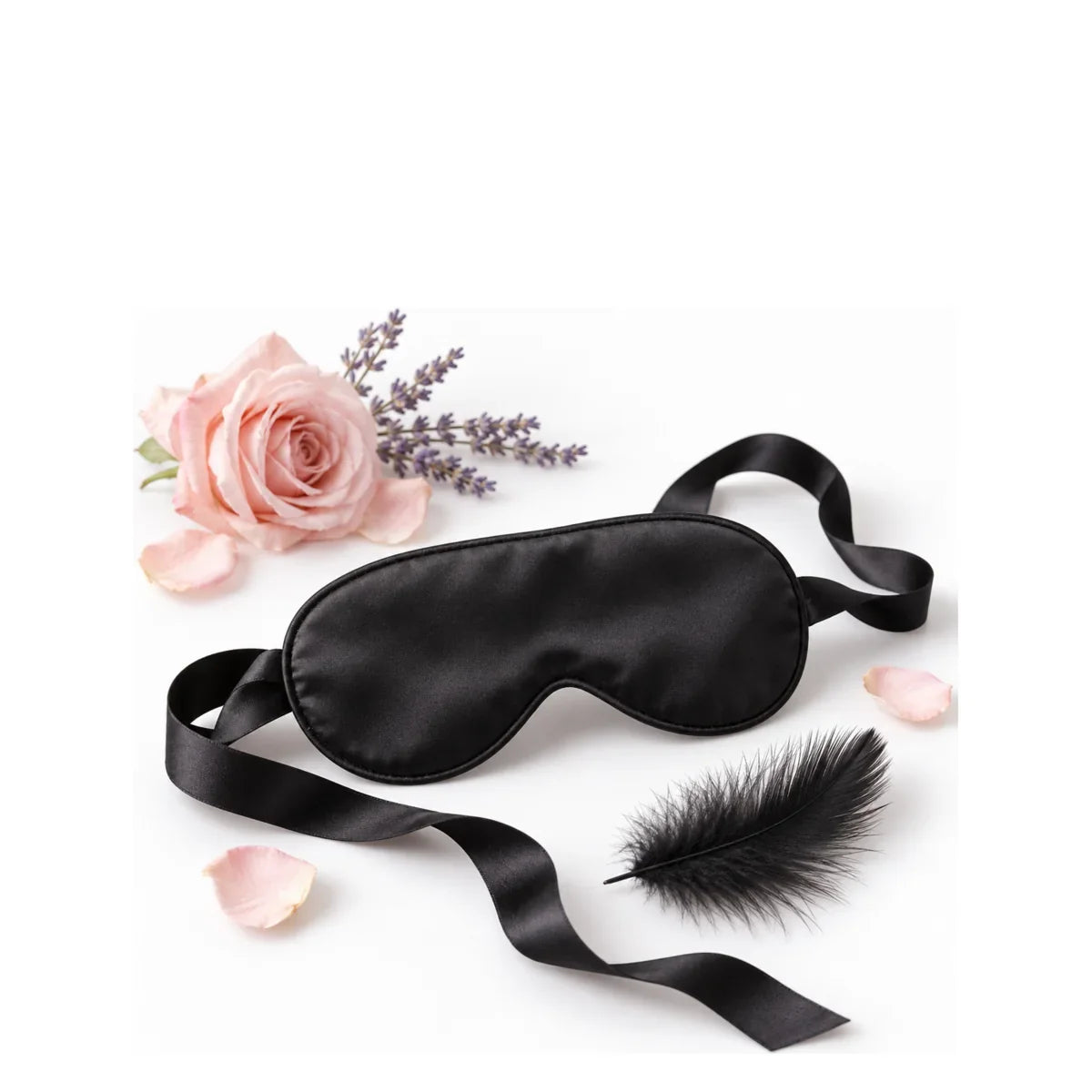 Schwarze Satin-Augenmaske mit schwarzer Feder, rosafarbener Rose und Lavendel auf weißem Hintergrund.